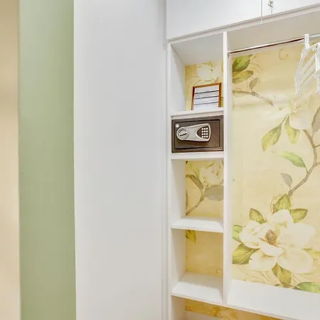 Guesthost - Madame Fully Equipped Апартаменти *