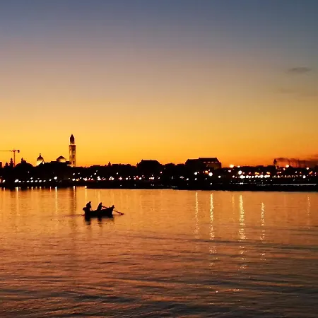 Guesthost - Madame Fully Equipped Апартаменти *