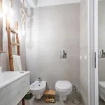 Guesthost - Madame Fully Equipped Apartman